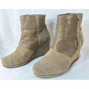 TOMS Women's‎ Desert Wedge High Taupe Suede Croc Embossed Ankle Bootie Size 8
